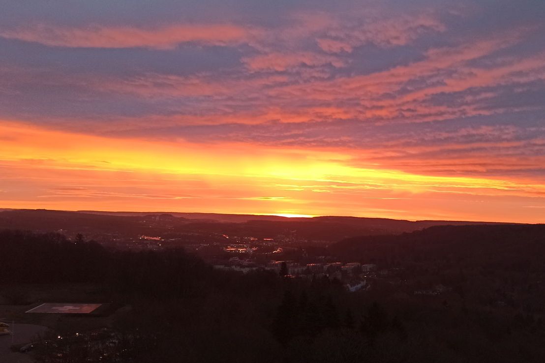 Ein Foto eines Sonnenaufgangs in den Farben gelb, rosa und orange