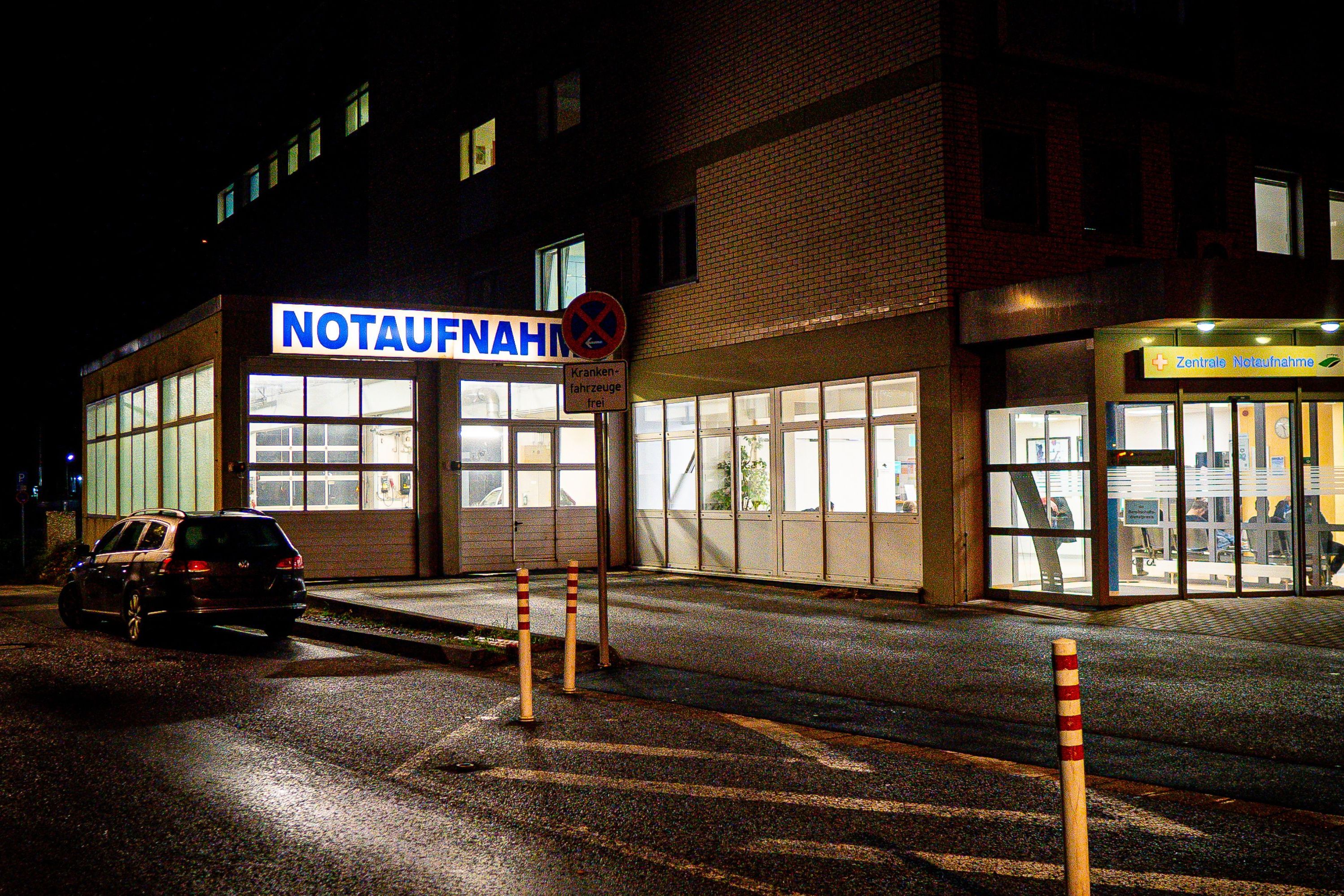 Der Eingang der Notaufnahme bei Nacht