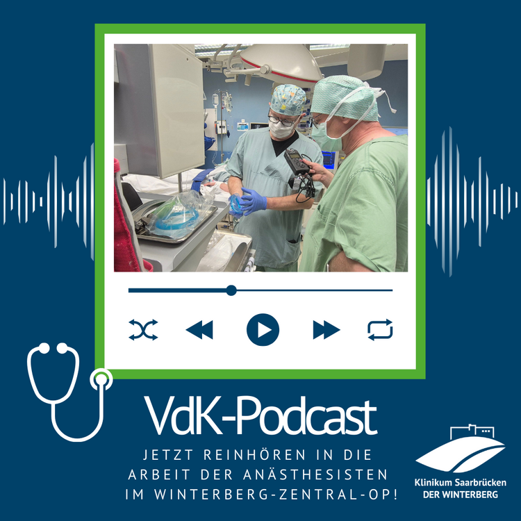 PD Dr. Konrad Schwarzkopf erklärt VdK-Saarland-Chef Peter Springborn im OP im Klinikum Saarbrücken verschiedene Beatmungsmethoden für den Podcast "Stethoskop"