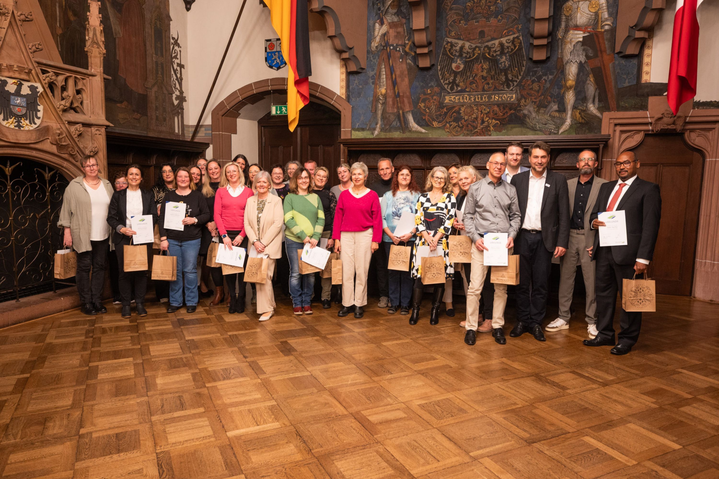 Gruppenfoto der Jubilare des Team Winterberg im Rathaus St. Johann. 