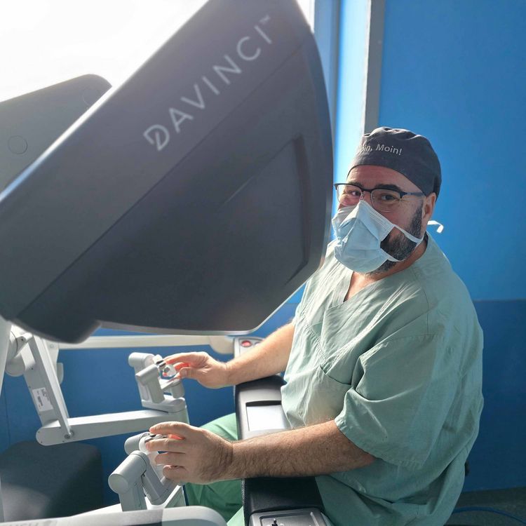 Allgemeinchirurgie-Chefarzt Dr. Dr. Stavrou an der DaVinci-Konsole
