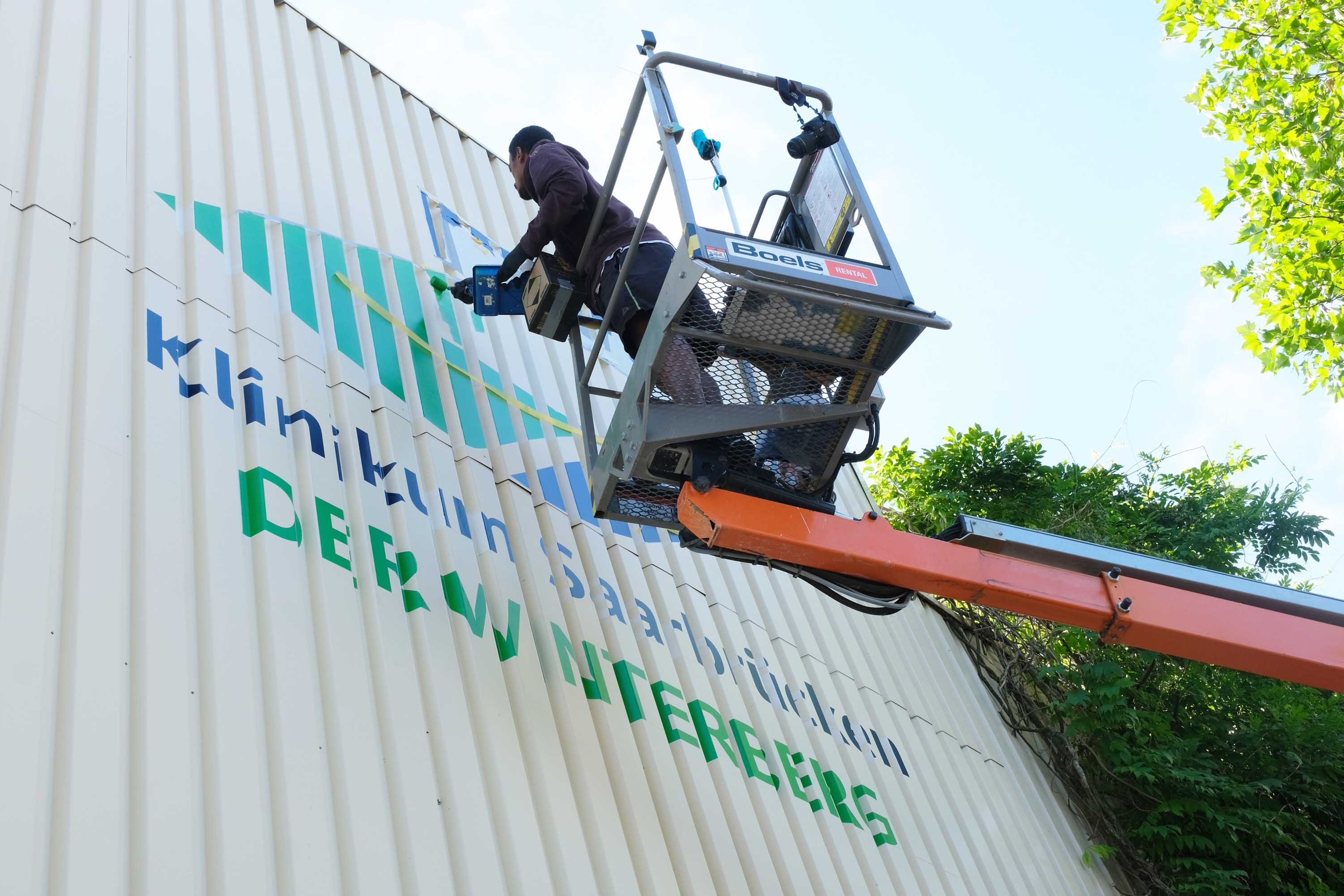 Edem Dippel trägt Winterberg-Logo auf Parkhaus auf
