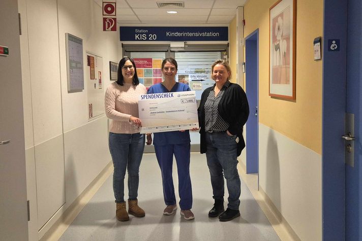 Ornella Spallek, Sprecherin von URSAPHARM Arneimittel GmbH, Chefärztin Dr. Marie-Claire Detemple (mitte) und Anja Schneider aus dem Team der Sozialmedizinischen Nachsorge freuen sich über den Spendenscheck. 