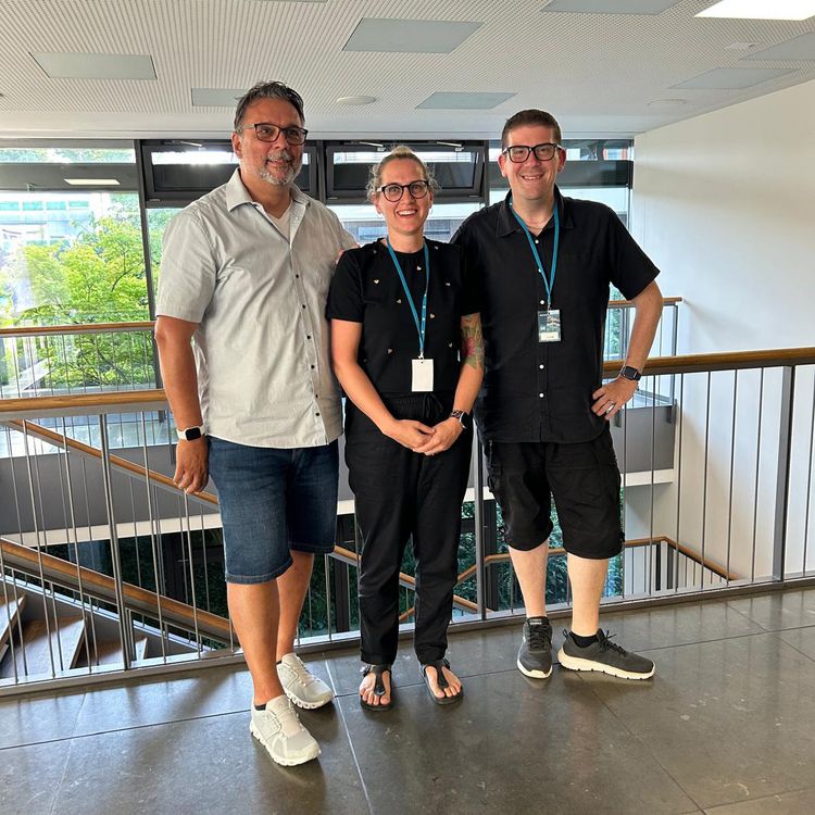 Gruppenfoto: SR-Reporter Alexander Gross, Dr. Barbara Jacobi (Leiterin Adipositaszentrum auf dem Winterberg) und Patient Daniel Richter im SR-Gebäude (von links nach rechts)
