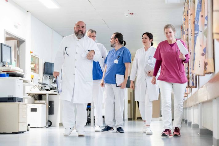 Team des Viszeralonkologischen Zentrums auf einem Flur im Klinikum Saarbrücken