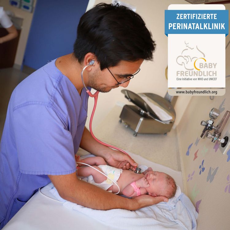 Arzt untersucht Baby und Zertifikat babyfreundliches Perinatalzentrum Winterberg Klinikum Saarbrücken
