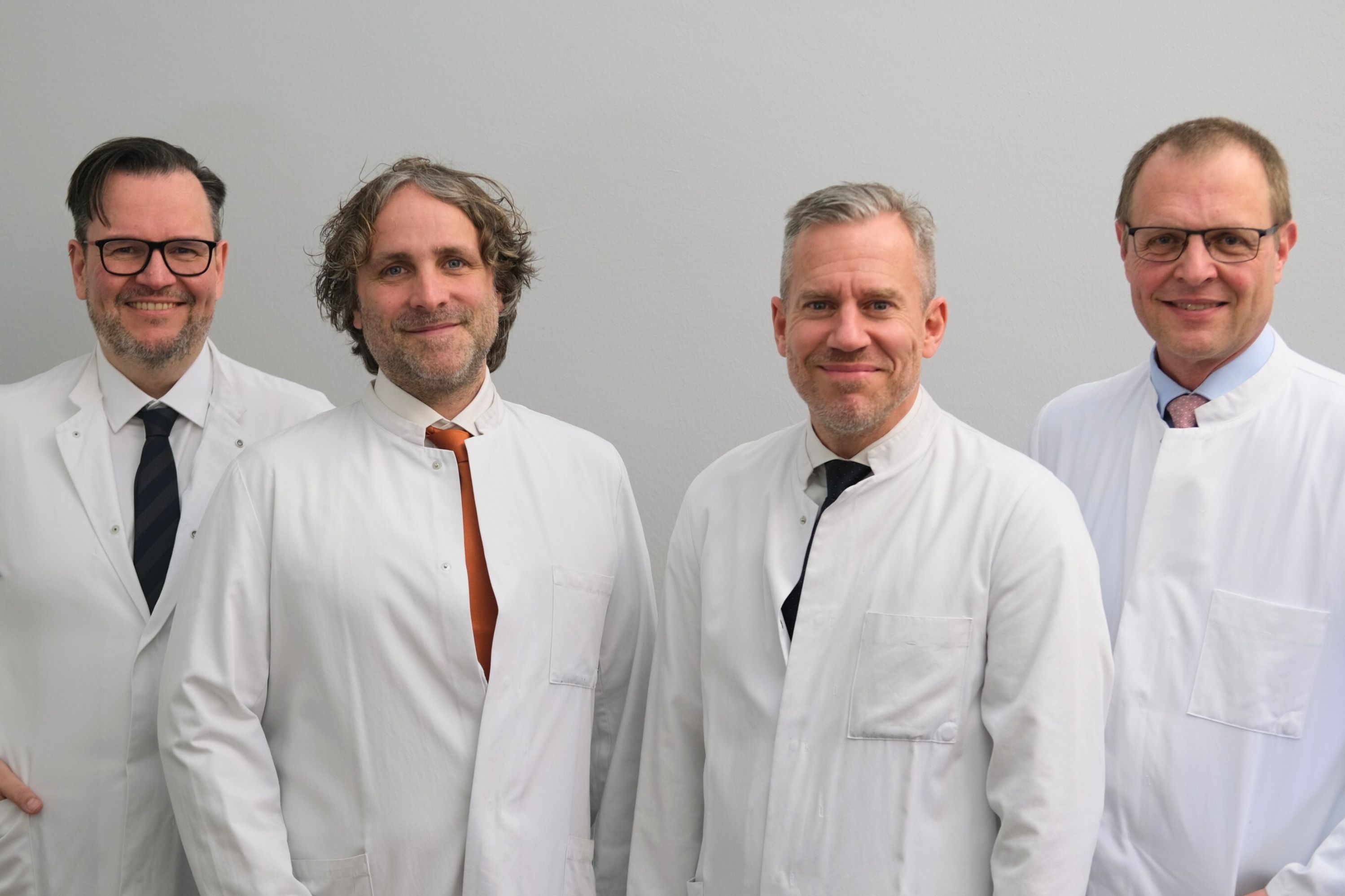 Gruppenfoto der im ZIM verantwortlichen Chefärzte (v.l.): Gregg Frost (Onkologie), Felix Stöckle (Pneumologie), Prof. Dr. Florian Custodis (Kardiologie) und Dr. Klaus Radecke (Gastroenterologie)