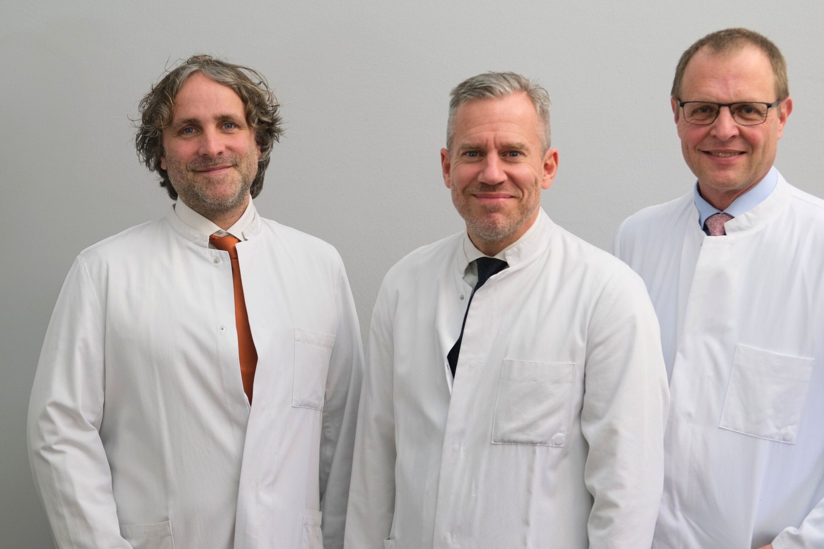 Gruppenfoto der im ZIM verantwortlichen Chefärzte (v.l.): Felix Stöckle (Pneumologie), Prof. Dr. Florian Custodis (Kardiologie) und Dr. Klaus Radecke (Gastroenterologie)