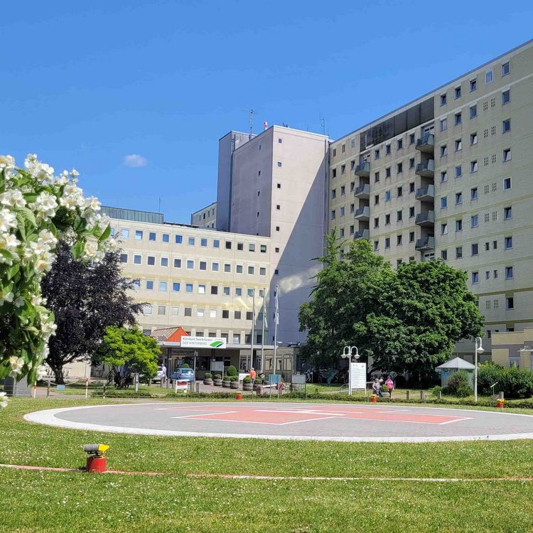 Ein Foto des Gebäudes des Klinikums Saarbrücken mit Blick auf den Hubschrauberlandeplatz
