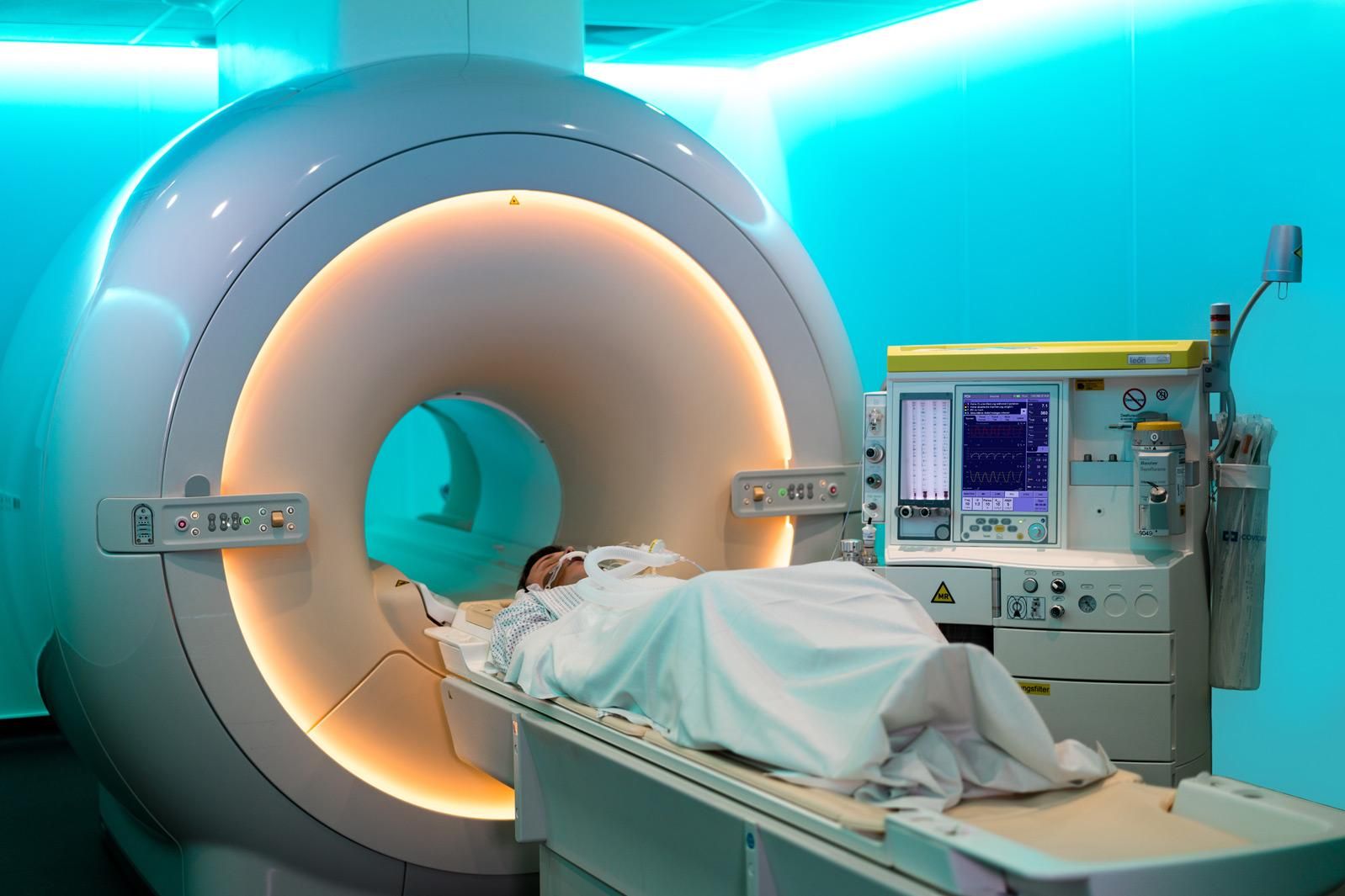 Die Kernspin- oder auch Magnetresonanztomographie (MRT) ist ein Untersuchungsverfahren, mit dem Bilder aus dem Körperinnern durch Schichtbilder gewonnen werden.