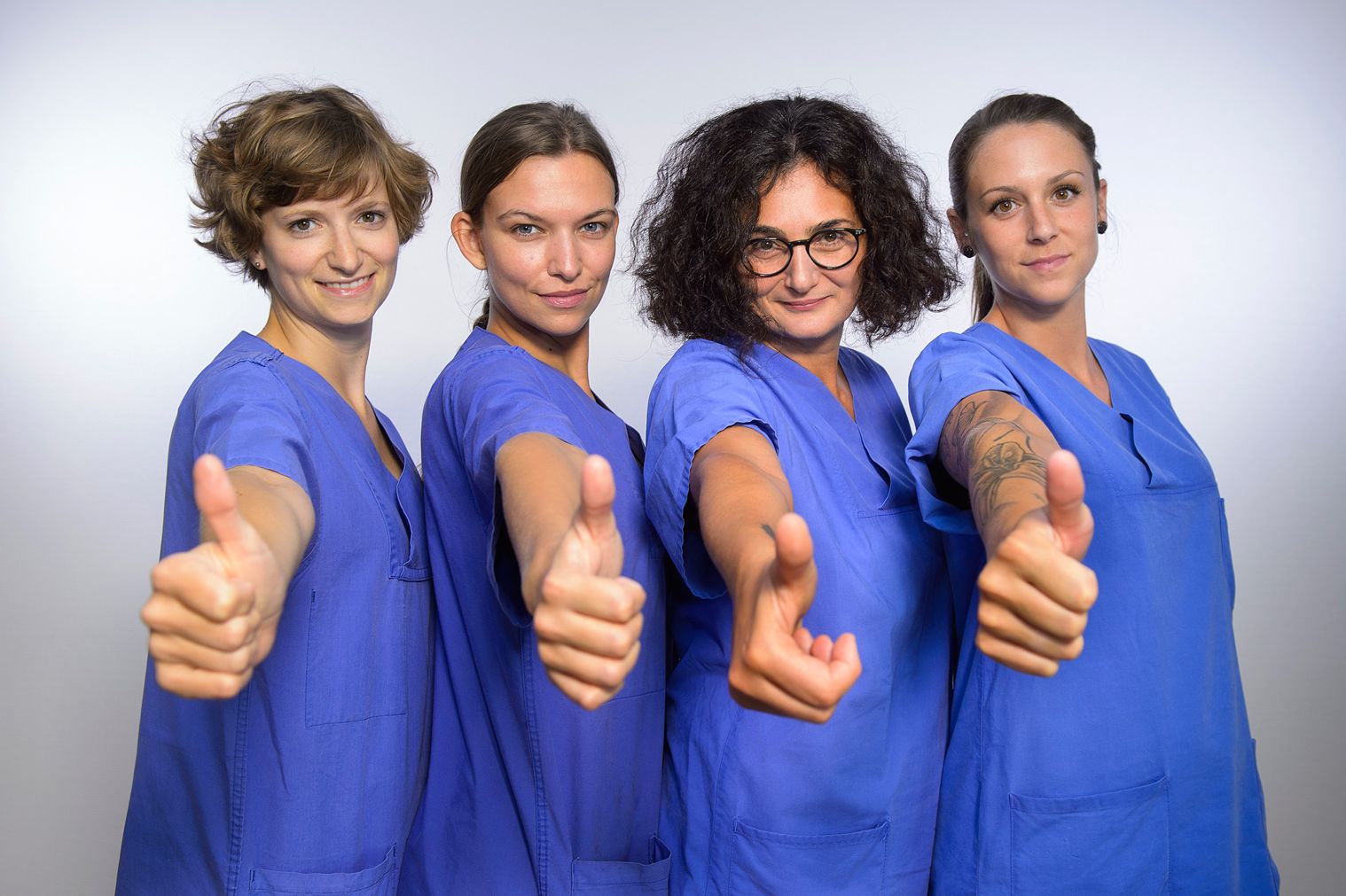 Pflegekräfte im Klinikum Saarbrücken mit Daumen hoch