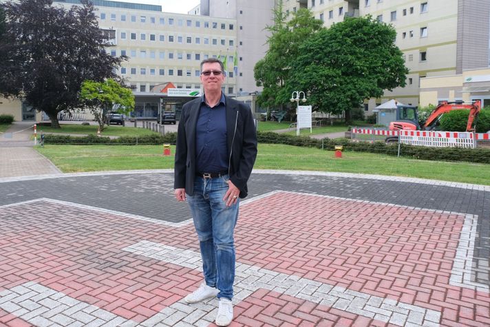 Ein Mann steht auf dem Hubschrauberlandeplatz vorm Klinikum.