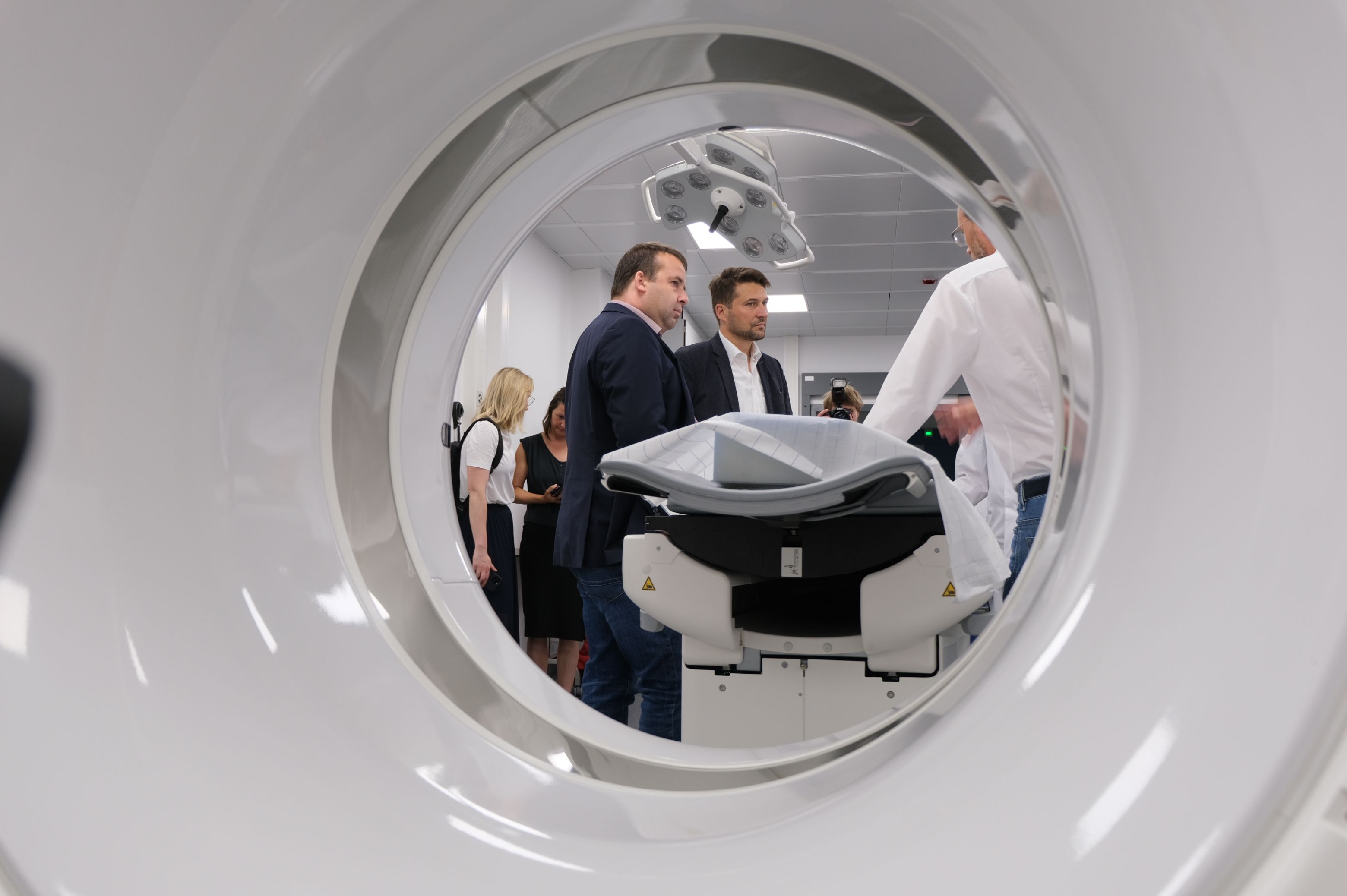 Dr. Magnus Jung (Gesundheitsminister) und Uwe Conradt (Oberbürgermeister) lassen sich die Funktionalitäten des neuen Schockraums genau erklären.