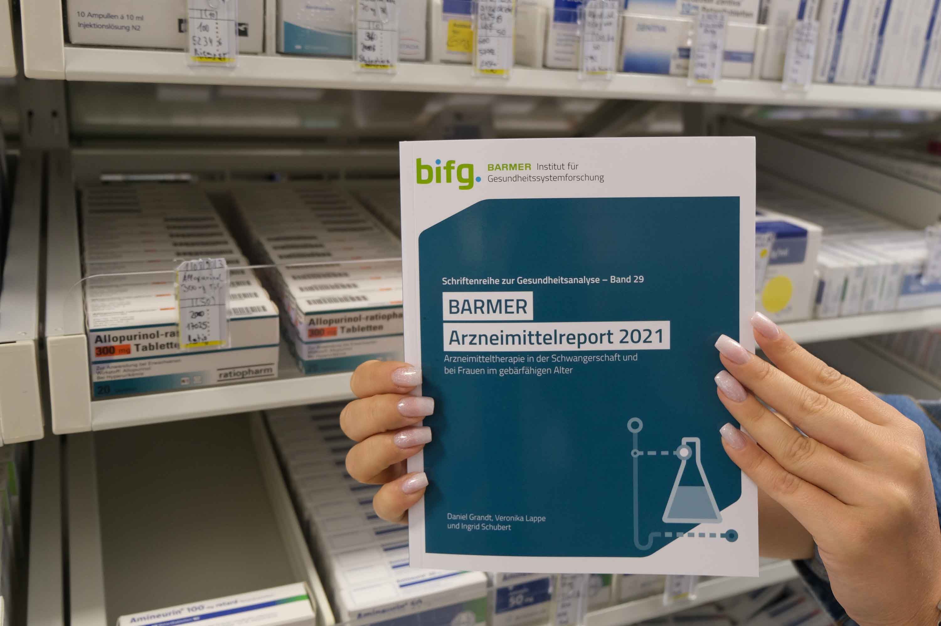 Barmer Arzneimittelreport 2021 im Klinikum Saarbrücken vor Medikamentenregal