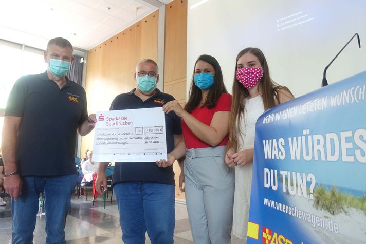 Spendenscheck wird im Klinikum Saarbrücken überreicht.