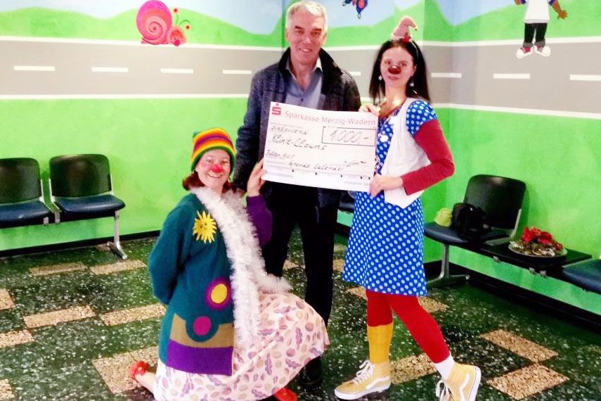 1000 Euro Spenden hat Markus Dollwet für die Finanzierung der Klinik-Clowns Tilotamma (Marie-Gabriele Massa, links) und Limonella (Sarah Steffen) gesammelt.