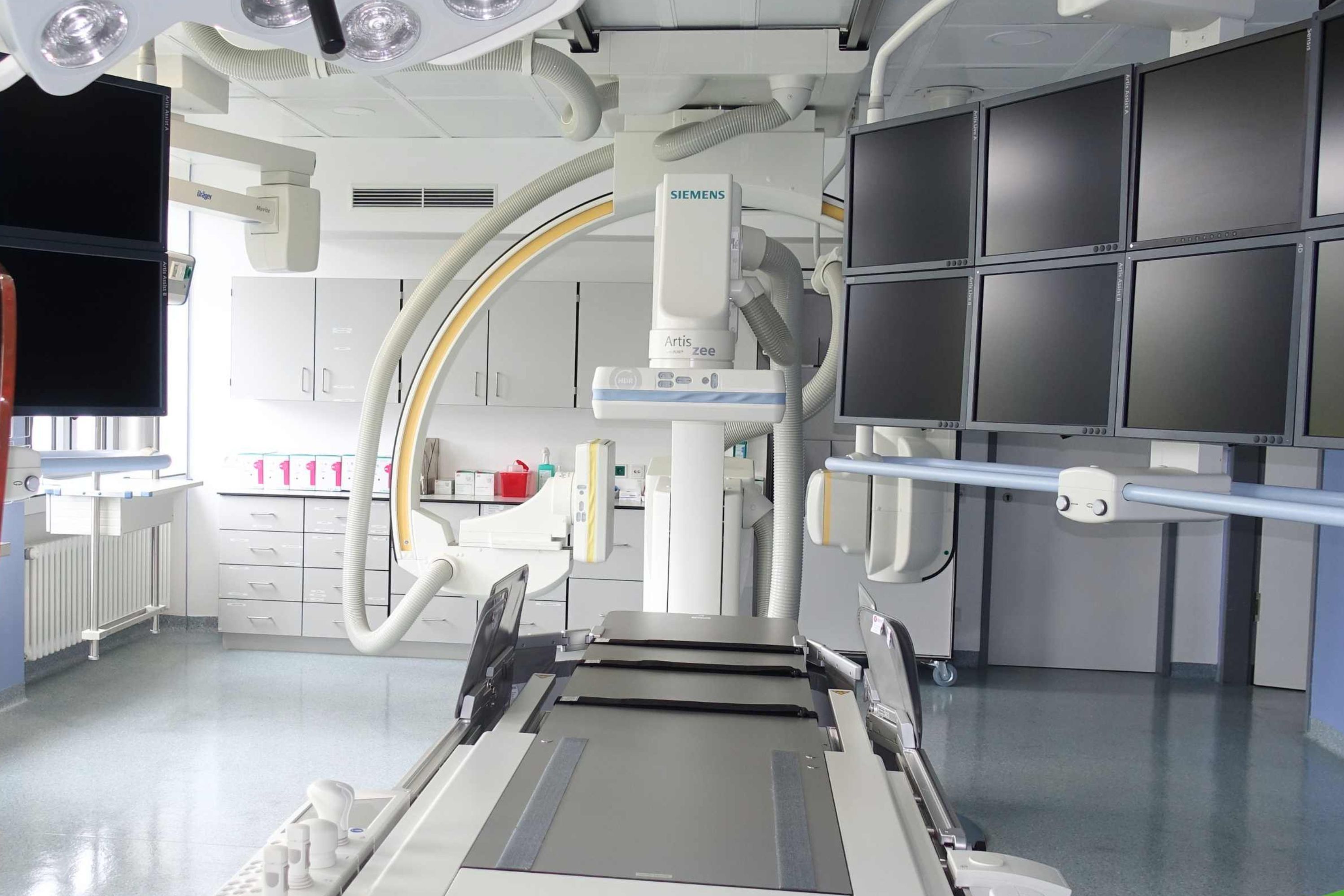 Der Angiographieraum ohne Menschen, in dem Eingriffe an den Gefäßen von Patienten durchgeführt werden.