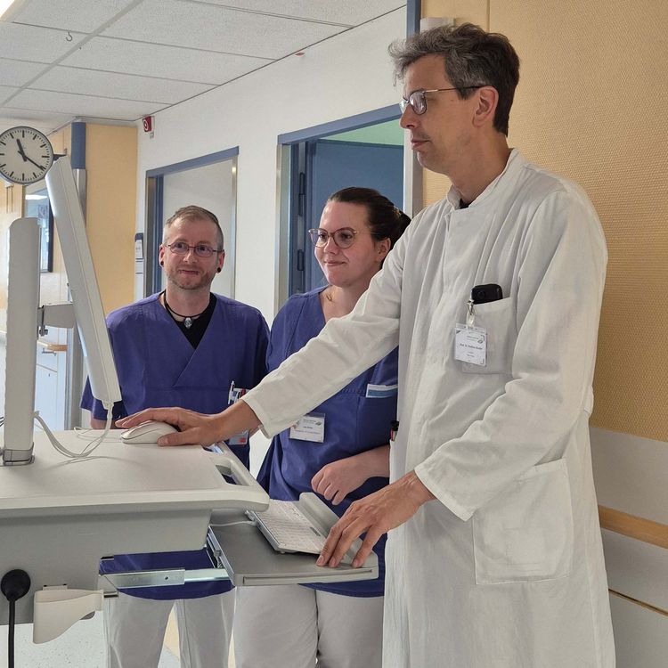 Visite in der Stroke Unit: Neurologie-Chefarzt Prof. Dr. Andreas Binder bespricht mit den Pflegefachkräften die Patientendaten