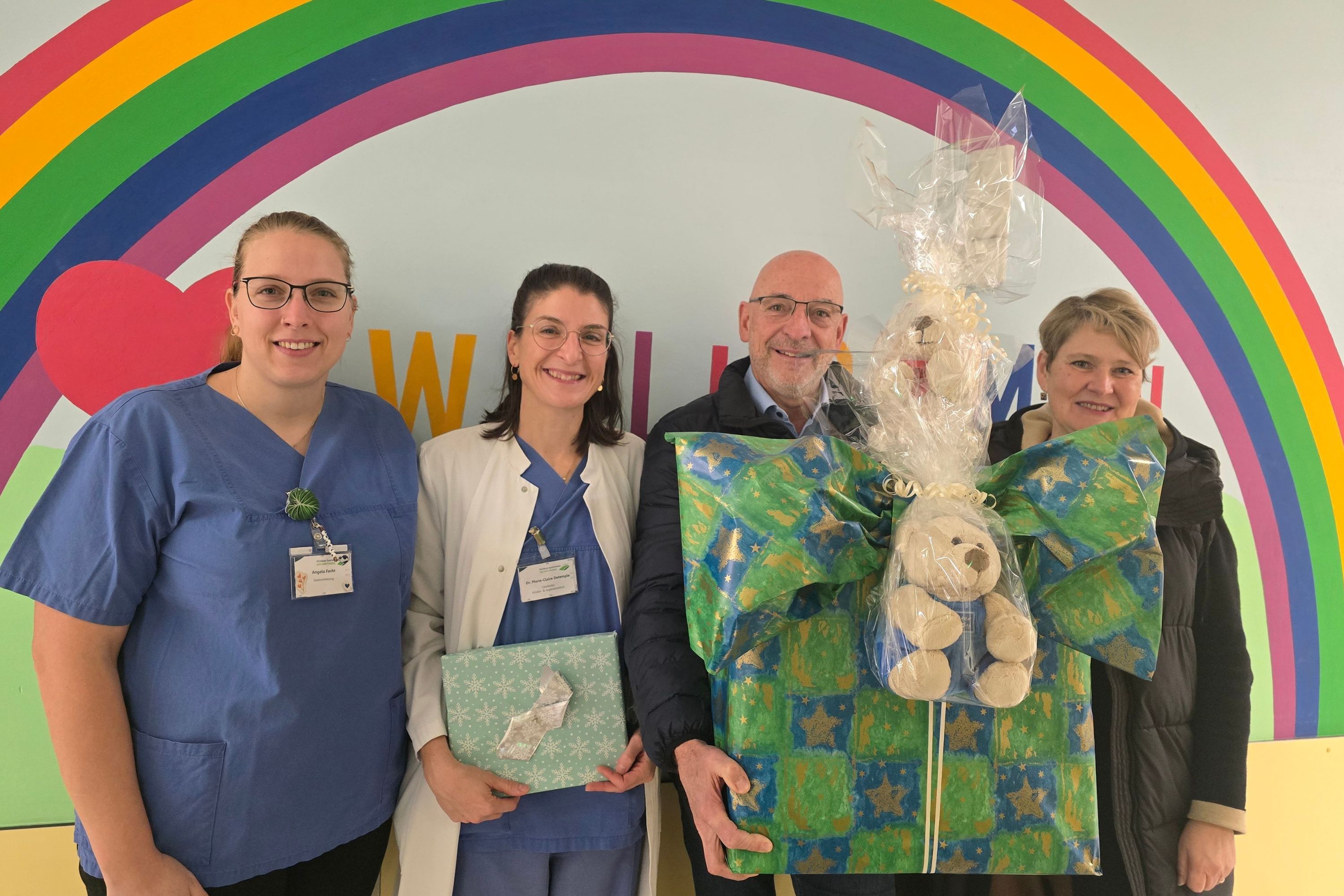 Angela Fecht und Dr. Marie-Claire Detemple nehmen die Tröster-Bärchen entgegen.