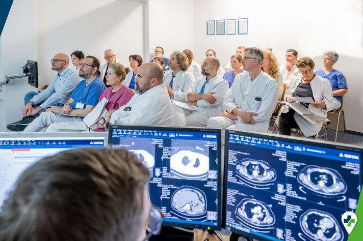 Tumorboard im Klinikum Saarbrücken: Ärztinnen und Ärzte aus den unterschiedlichsten Kliniken besprechen die weitere Behandlung.