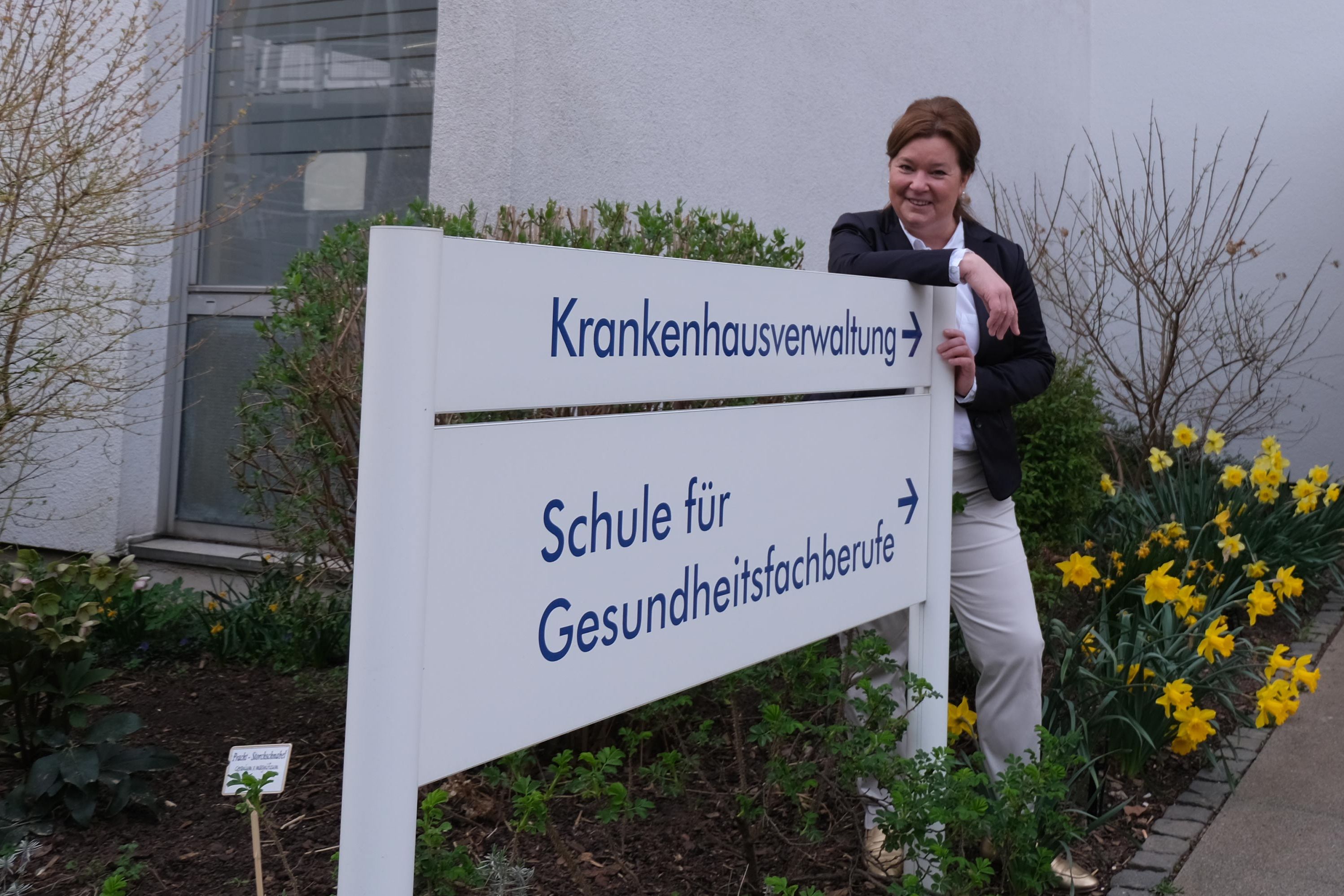 Promovierte Schulleiterin Heike Lange am Schulgebäude der Schule für Gesundheitsfachberufe im Klinikum Saarbrücken. 