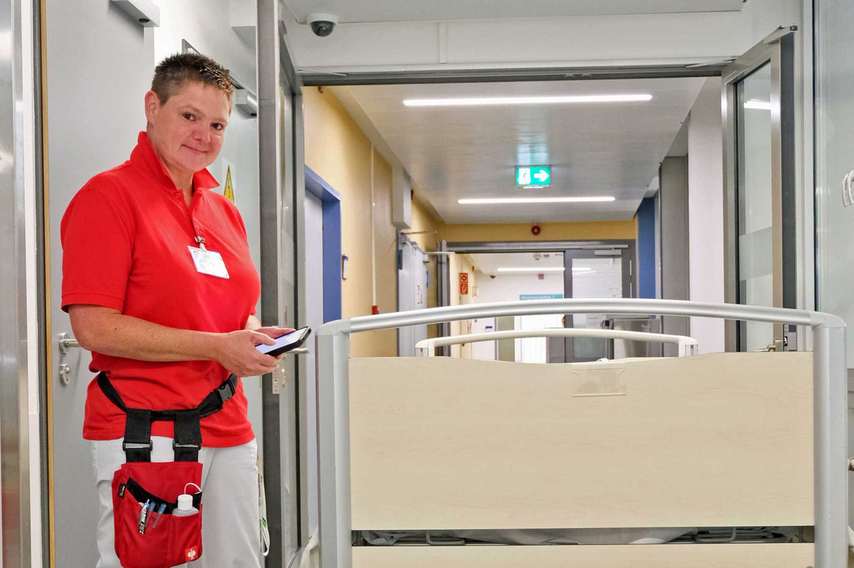 Der Patiententransportdienst auf dem Winterberg arbeitet nun digital. Arbeitsaufträge werden aufs Handy gesendet, so dass der Status eines Auftrags jederzeit online einsehbar ist. Tanja Simon-Gehder zeigt, wie es geht.