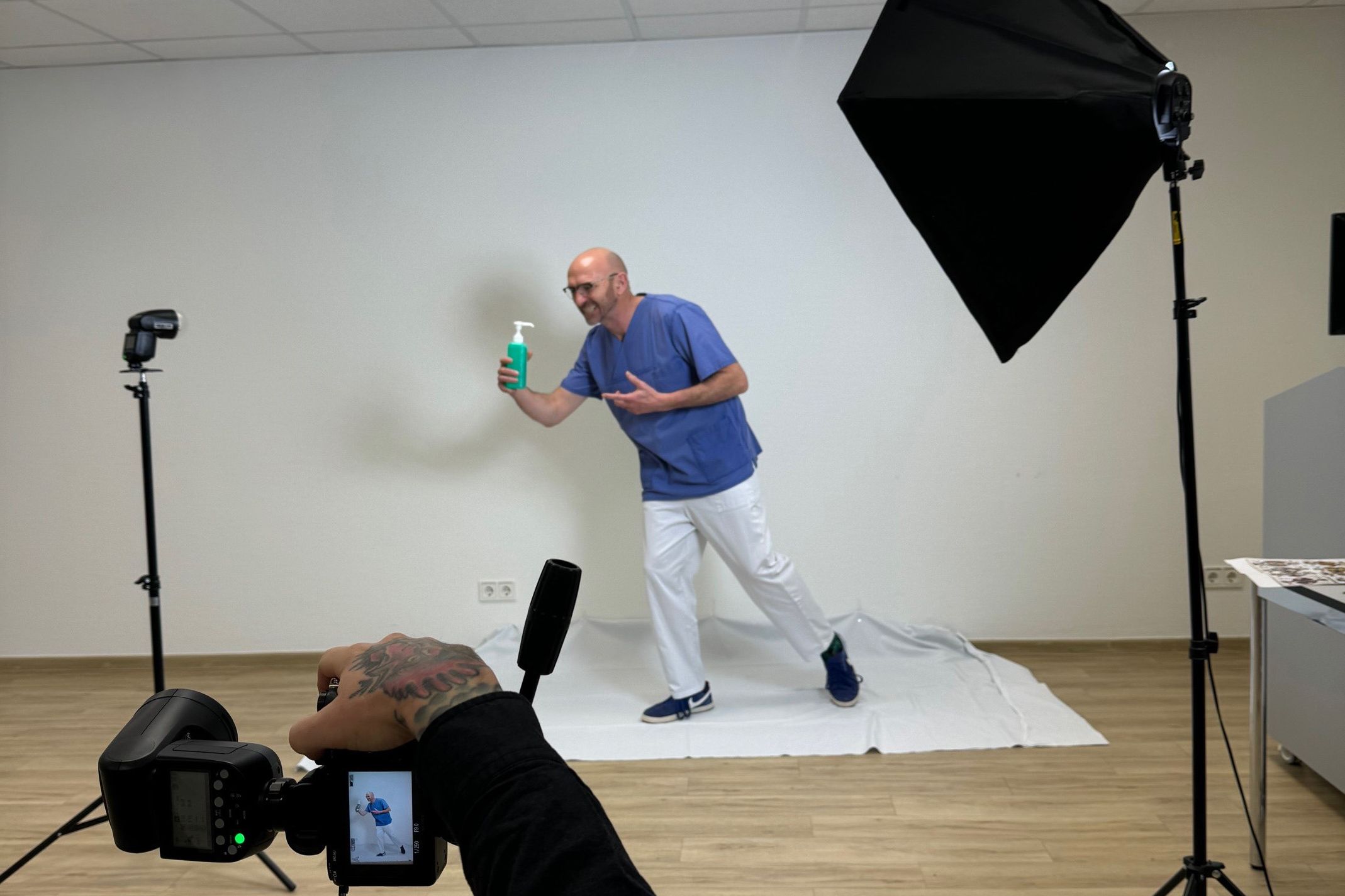 Jörg Dreistadt beim Hygiene-Shooting „Hygiene ist Trumpf“. 