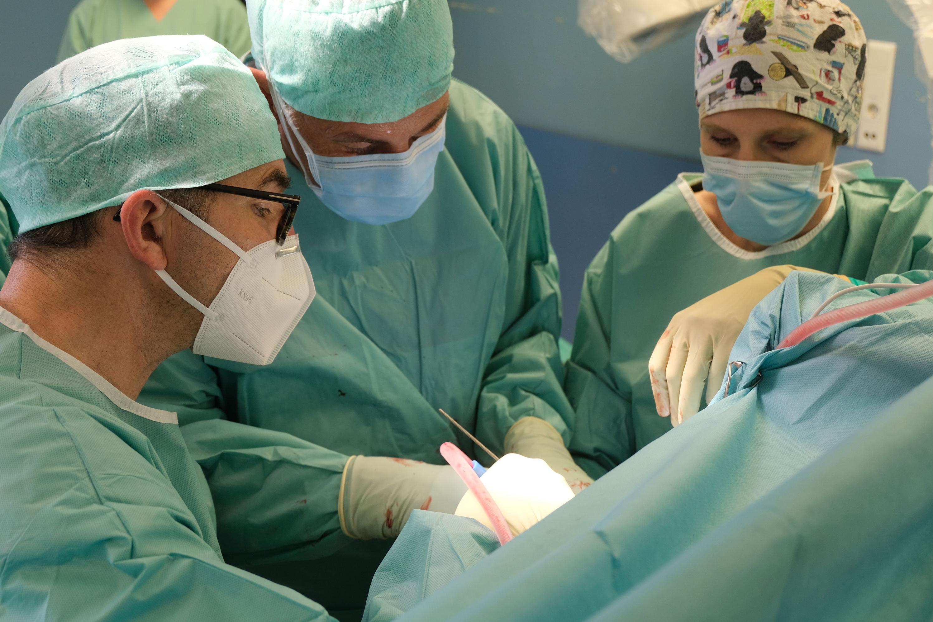 Im Operationssaal im Klinikum Saarbrücken: die Operateure Prof. Dr. Christof Meyer, Oberarzt Christian Müller (mitte)  und Oberärztin Dr. Kathrin Schall am Operationstisch während der Operation von Patient Peter Scheidweiler. 