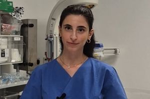 Eine Mitarbeiterin auf der Kinderintensivstation erklärt auf Kurdisch, was ein Perinatalzentrum Level 1 ist.