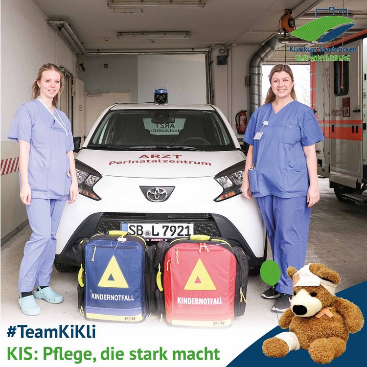 Serie #TeamKiKli: KIS – Pflege, die stark macht; Kinderkrankenpflegerinnen Samira Adams und Christina Altmeyer vor dem Notfall-Fahrzeug des Perinatalzentrums auf dem Winterberg