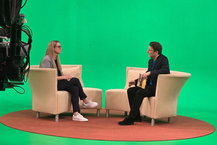 Zentrumsleiterin Dr. Barbara Jacobi im Interview mit SR-Reporter Marcel Lütz-Binder 