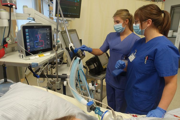 Pflegekräfte auf der Intensivstation im Klinikum Saarbrücken