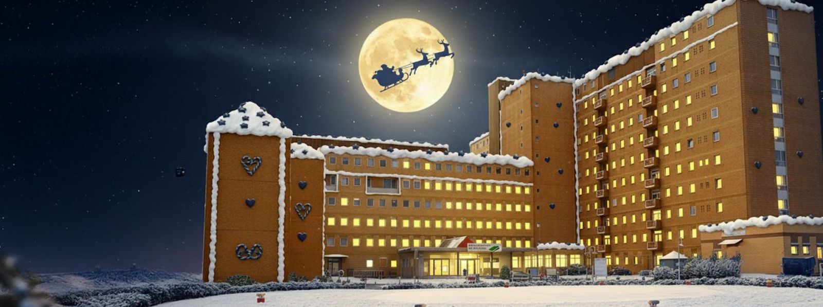 KI generiertes Bild vom Klinikum Saarbrücken als Lebkuchenhaus über dem der Schatten des Weihnachtsmanns zu sehen ist, der mit seinen Rentieren vor dem Mond fliegt Slider_Weihnachten_Winterberg_KI_generiert.jpg