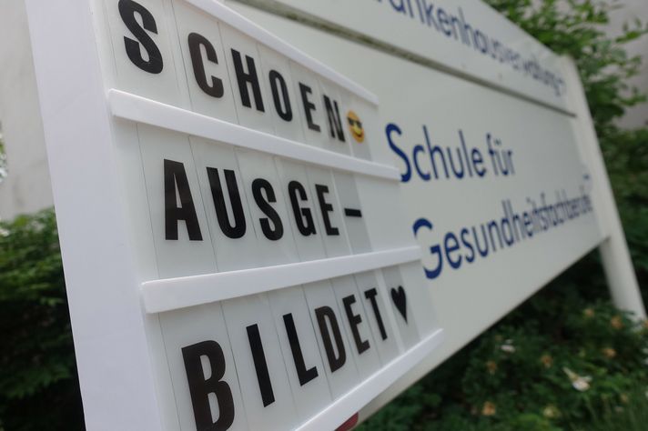 Eingangsschild Schule für Gesundheitsfachberufe im Klinikum Saarbrücken