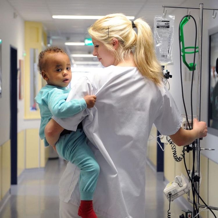 Krankenschwester mit Kind im Klinikum Saarbrücken