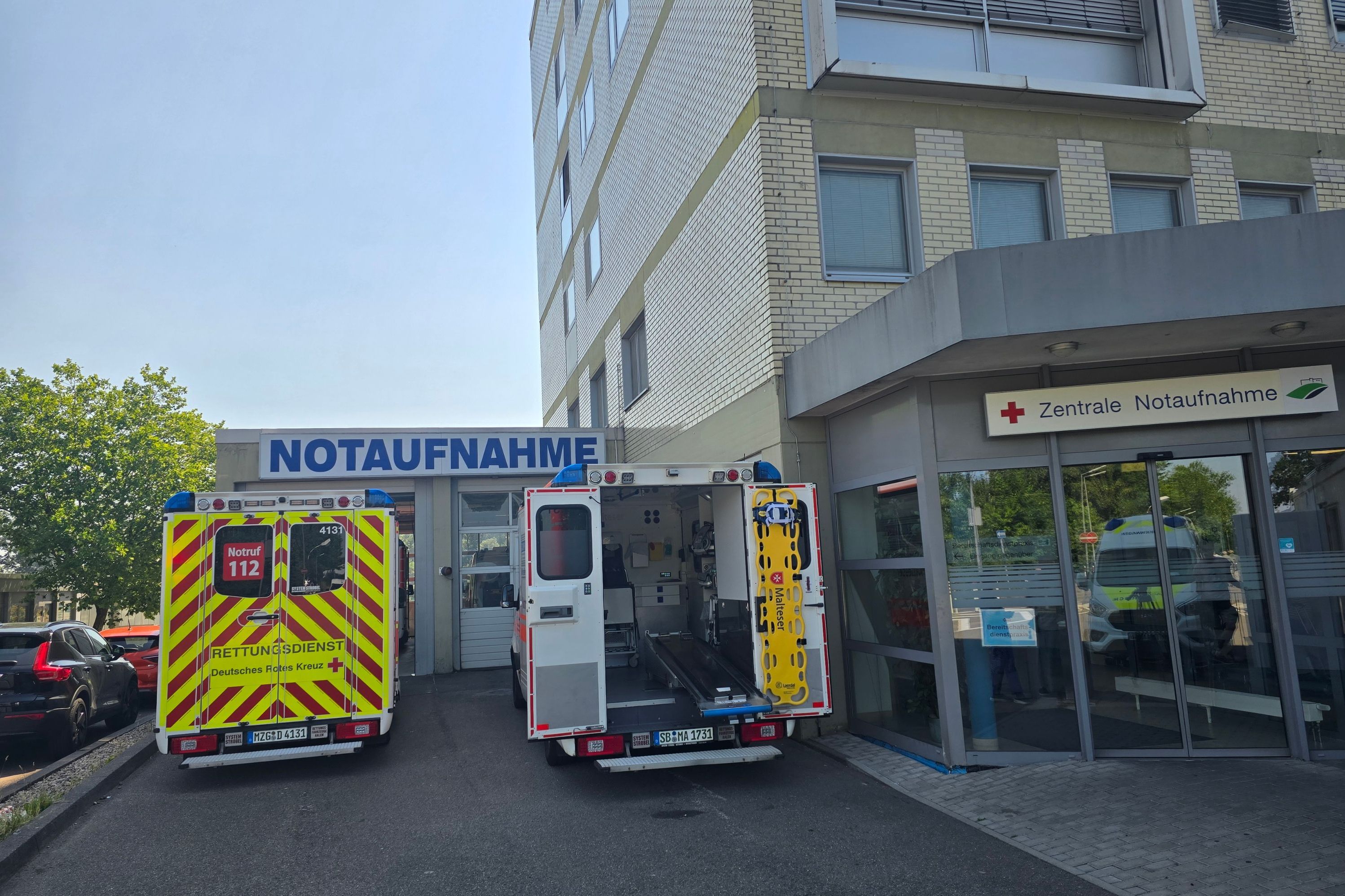 Das Foto zeigt den Eingang unserer Notaufnahme mit zwei Rettungswagen vor der Einfahrt.