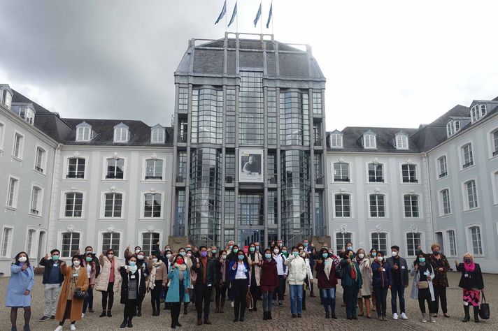 Mexikanische Pflegekräfte des Klinikum Saarbrücken vor dem Saarbrücker Schloss.