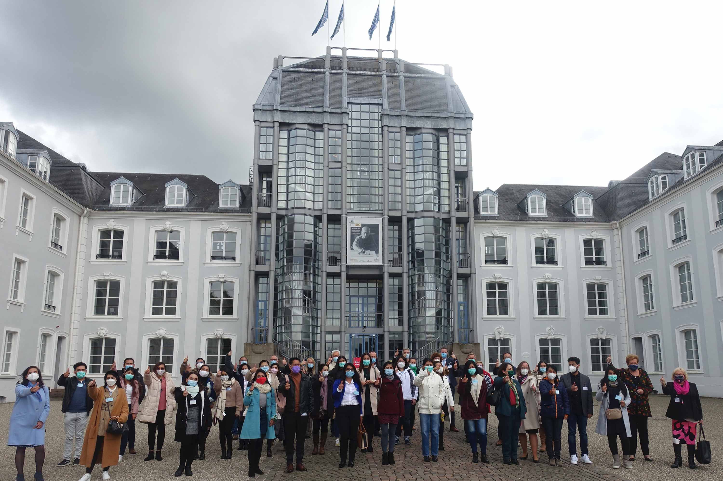 Mexikanische Pflegekräfte des Klinikum Saarbrücken vor dem Saarbrücker Schloss.