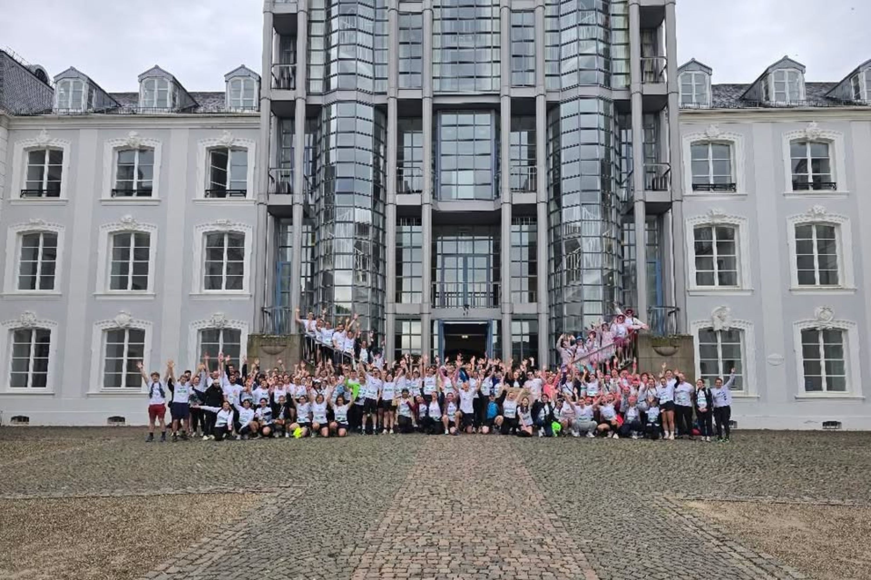Das Team Winterberg beim Firmenlauf vor dem Saarbrücker Schloss.