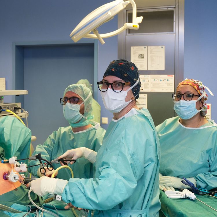 Blick in den OP während einer Adipositasoperation: Dr. Barbara Jacobi, Leiterin des Saarbrücker Adipositaszentrums und Kolleginnen und Kollegen