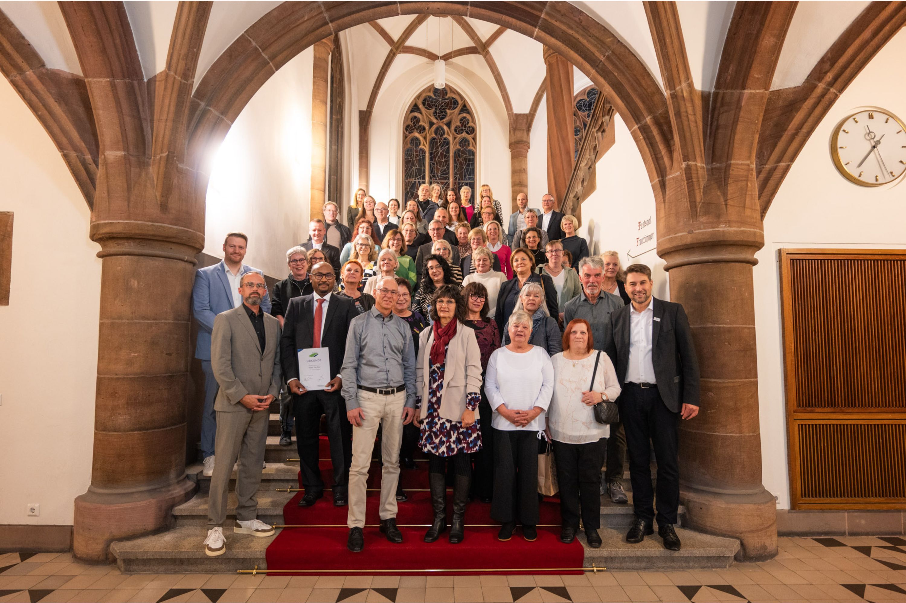 Gruppenfoto aller Jubilare und Rentner des Team Winterberg, die 2025 im Rathausfestsaal geehrt wurden.