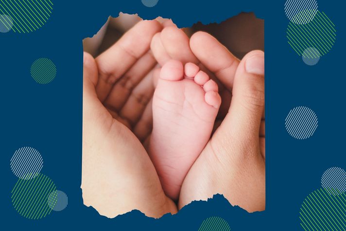 Foto von einem Babyfuß in der Hand eines Erwachsenen mit dunkelblauem Hintergrund und grünen Kreisen. 