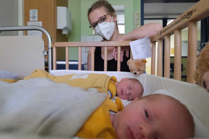 Mutter mit ihren Zwillingen im Klinikum Saarbrücken