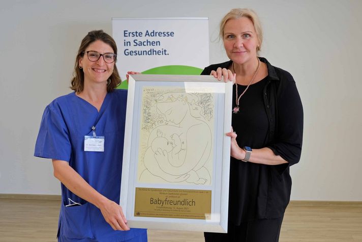 Urkundenübergabe im Klinikum Saarbrücken - Ärztin erhält von Initiativen-Geschäftsführerin Urkunde als Babyfreundliches Krankenhaus