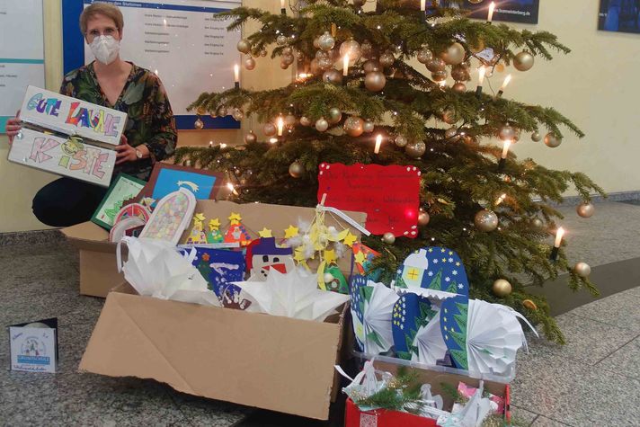 Ärztin im Klinikum Saarbrücken mit gebastelten Geschenken vorm Weihnachtsbaum