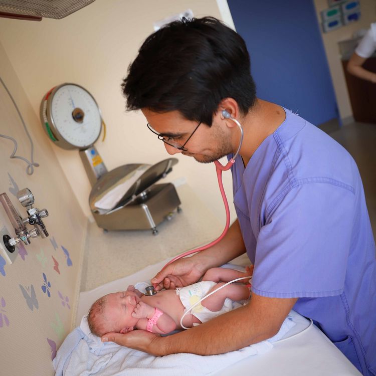 Arzt untersucht ein Baby im Klinikum Saarbrücken