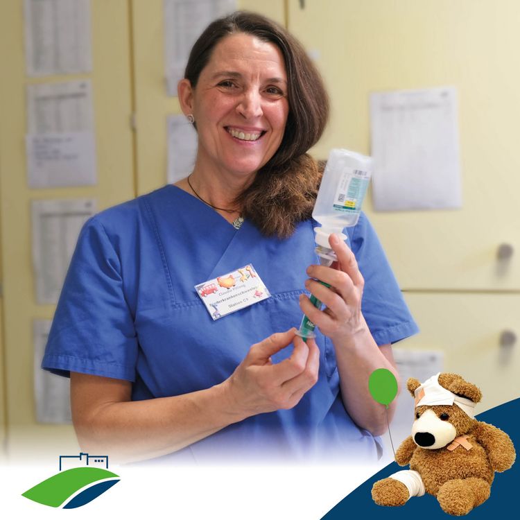 Serie #TeamKiKli: C1 – Pflege, die verbindet; Claudia Pillong beim Medikamente richten