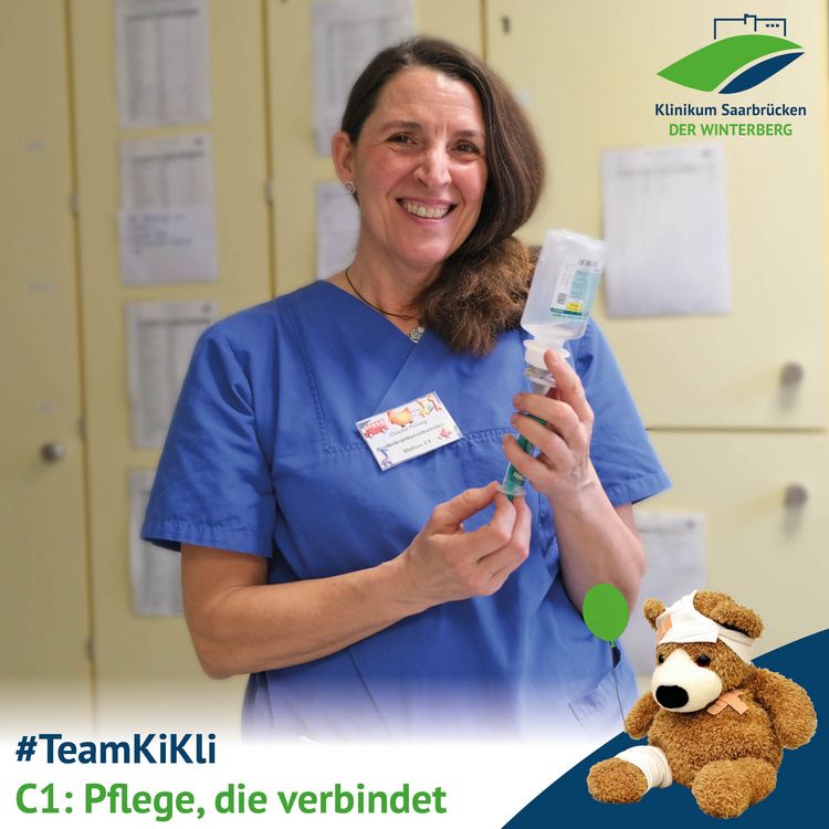 Serie #TeamKiKli: C1 – Pflege, die verbindet; Claudia Pillong beim Medikamente richten