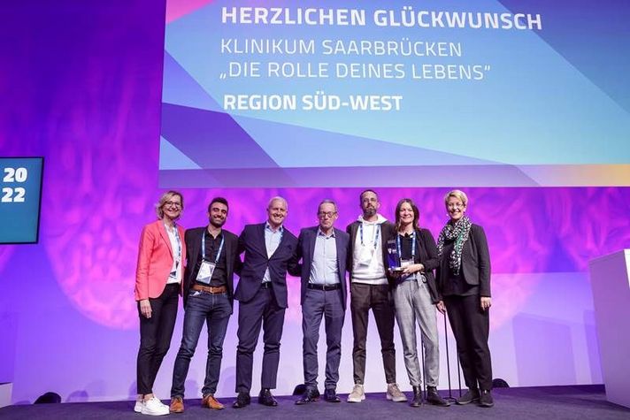 Bei der Preisverleihung in Frankfurt nahmen Geschäftsführer Dr. Christian Braun und Pressesprecherin Kristin Schäfer die Auszeichnung entgegen.