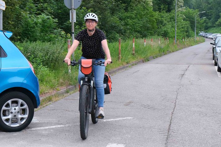 Mitarbeiterin auf dem Fahrrad am Klinikum Saarbrücken im Grünen